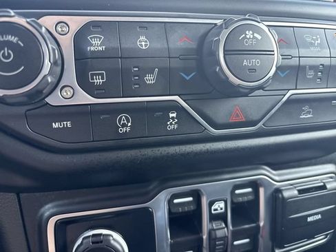 Used 2023 Jeep Gladiator Rubicon w/ LED Lighting Group AWD/4WD image 27
