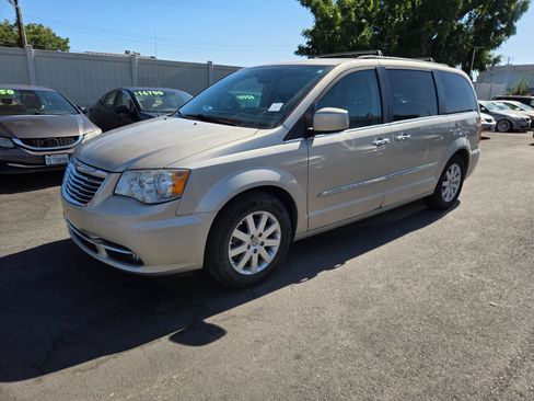 Used 2014 Chrysler Town & Country Touring w/ Driver Convenience Group FWD image 1