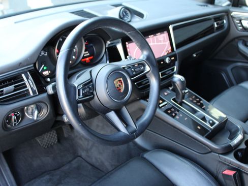 Certified 2024 Porsche Macan image 4