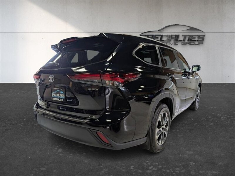 Used 2025 Toyota Highlander XLE AWD/4WD image 10