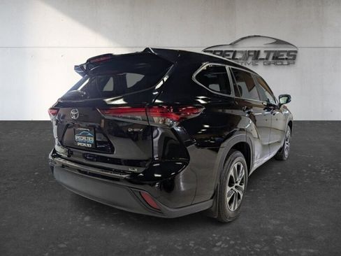 Used 2025 Toyota Highlander XLE AWD/4WD image 10