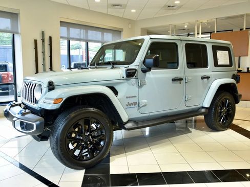 Used 2024 Jeep Wrangler Unlimited Sahara w/ Technology Group AWD/4WD image 3
