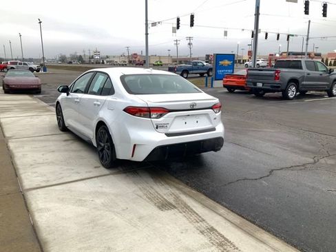 Used 2023 Toyota Corolla SE w/ SE Premium Package image 9