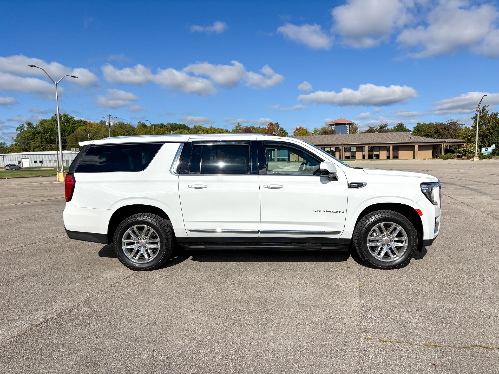 Used 2022 GMC Yukon XL SLT w/ SLT Luxury Package AWD/4WD image 9