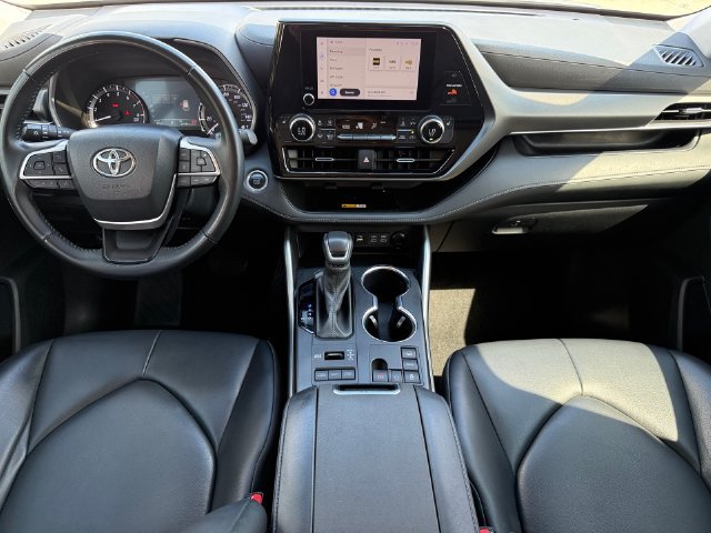 Used 2024 Toyota Highlander XLE AWD/4WD image 23