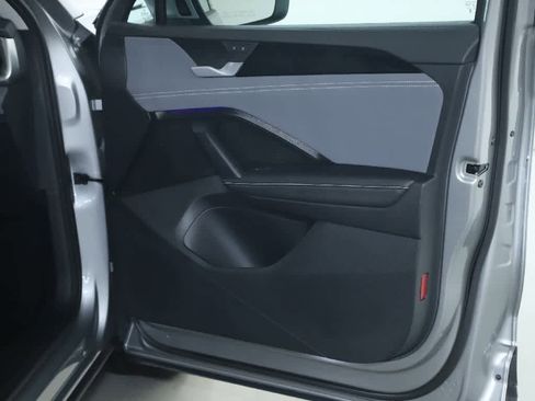 Certified 2025 Volkswagen Tiguan SE image 32