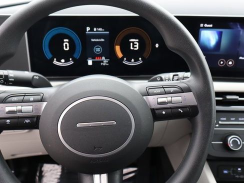 Used 2025 Hyundai Tucson SE image 28