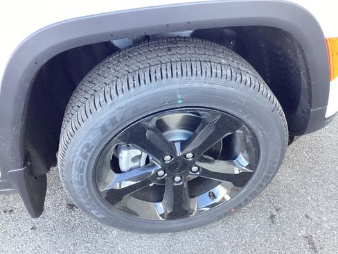 New 2025 Jeep Grand Cherokee L Laredo image 30