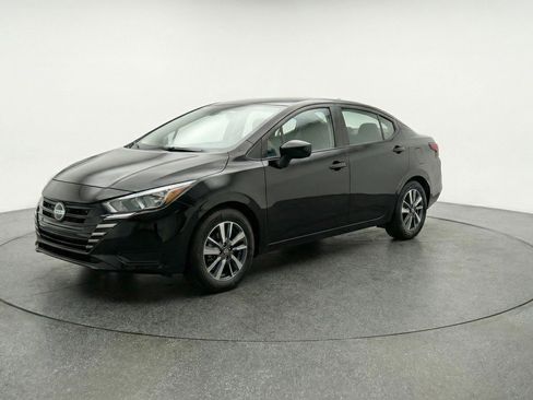 Used 2025 Nissan Versa SV image 3