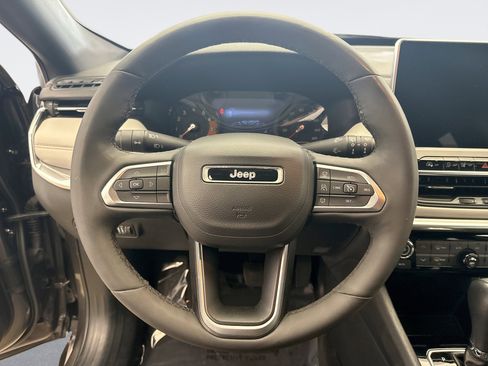 Used 2024 Jeep Compass Limited image 12