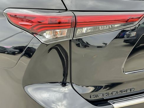 Used 2023 Toyota Highlander XLE image 27