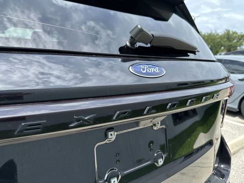 Used 2025 Ford Explorer Platinum RWD image 16