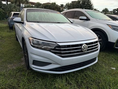 Used 2019 Volkswagen Jetta SE FWD image 2