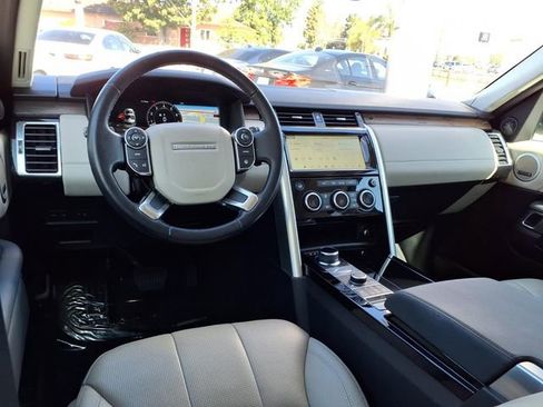 Used 2018 Land Rover Discovery HSE image 12