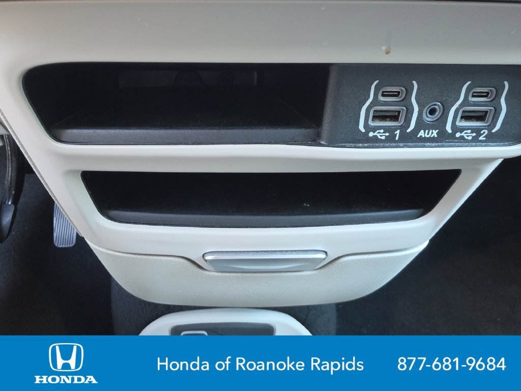 Used 2024 Chrysler Pacifica Touring-L FWD image 23