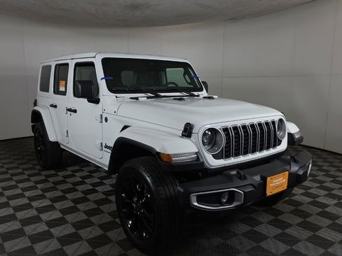 Used 2025 Jeep Wrangler Unlimited Sahara w/ Safety Group AWD/4WD image 3