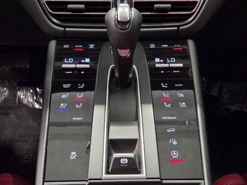 Certified 2022 Porsche Macan AWD/4WD image 25