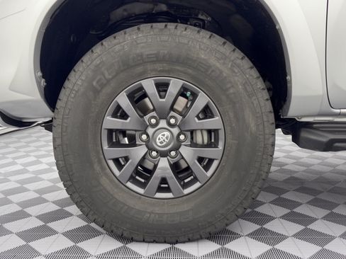 Used 2020 Toyota Tacoma SR5 AWD/4WD image 13