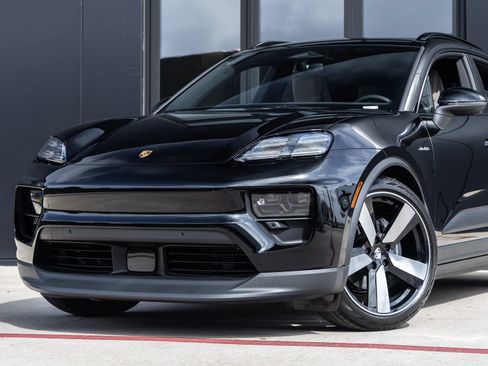 Certified 2025 Porsche Macan Electric RWD image 7