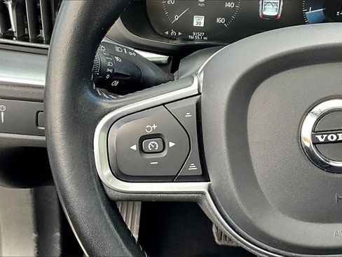 Used 2019 Volvo XC60 T6 Momentum w/ Multimedia Package image 16