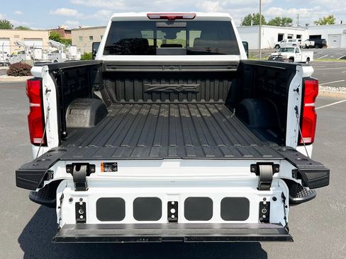 Used 2024 Chevrolet Silverado 2500 ZR2 w/ Technology Package image 13