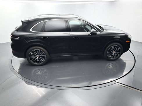 Certified 2025 Porsche Cayenne AWD/4WD image 38