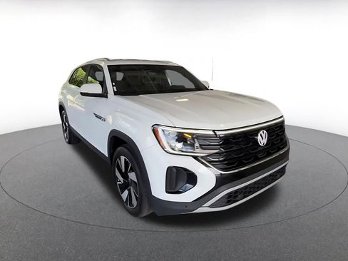 Used 2025 Volkswagen Atlas Cross Sport SE FWD image 3