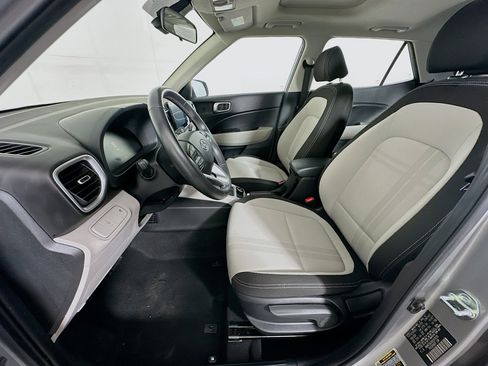 Used 2025 Hyundai Venue SEL FWD image 13