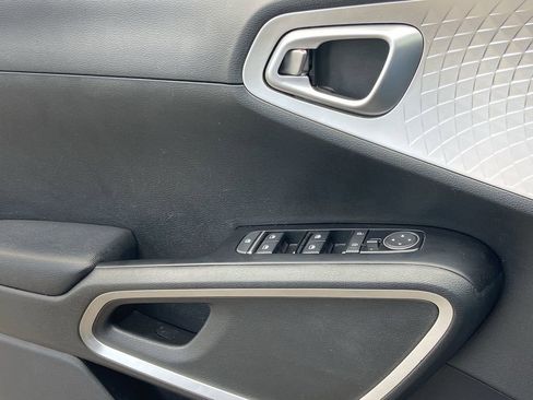Used 2023 Kia Soul LX w/ Option Group 015 FWD image 17