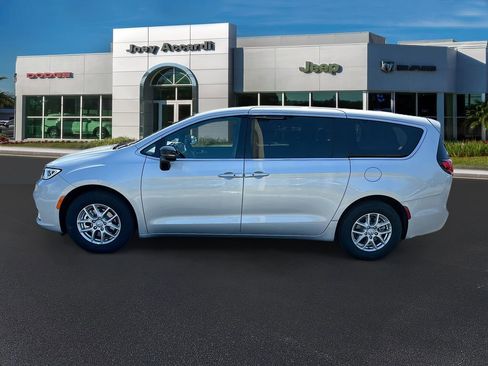 New 2026 Chrysler Pacifica Select image 4