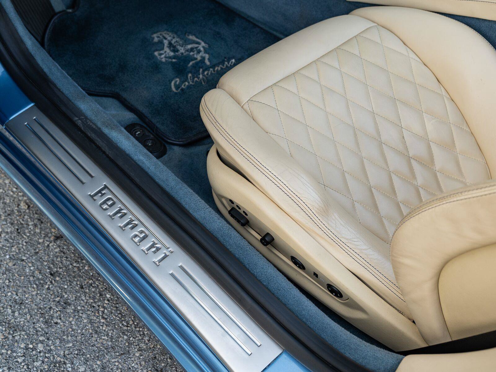 Used 2010 Ferrari California RWD image 34