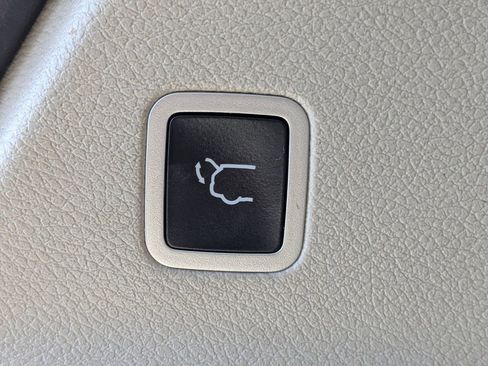 Used 2022 Chrysler Pacifica Touring-L image 14