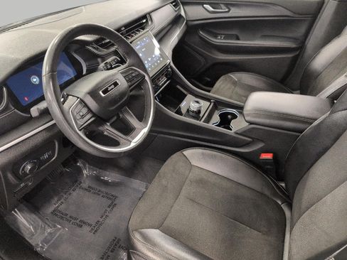 Used 2024 Jeep Grand Cherokee Altitude AWD/4WD image 9