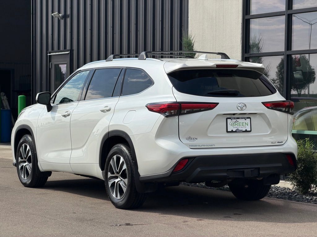 Used 2021 Toyota Highlander XLE AWD/4WD image 3