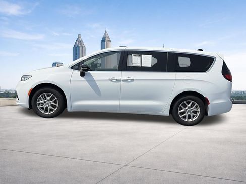 Used 2024 Chrysler Pacifica Touring-L FWD image 19