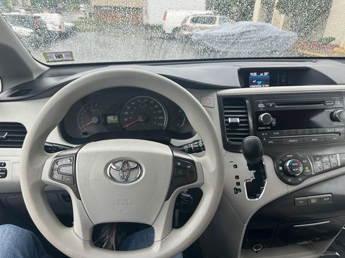 Used 2013 Toyota Sienna LE FWD image 10