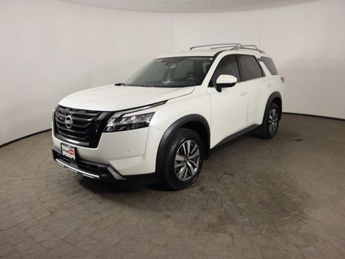 Used 2024 Nissan Pathfinder SL w/ Black Appearance Package image 4