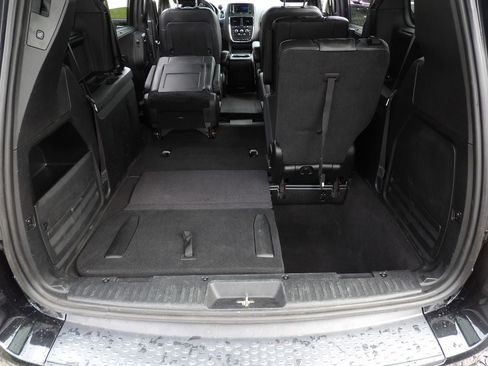 Used 2017 Dodge Grand Caravan SXT w/ Blacktop Package FWD image 25