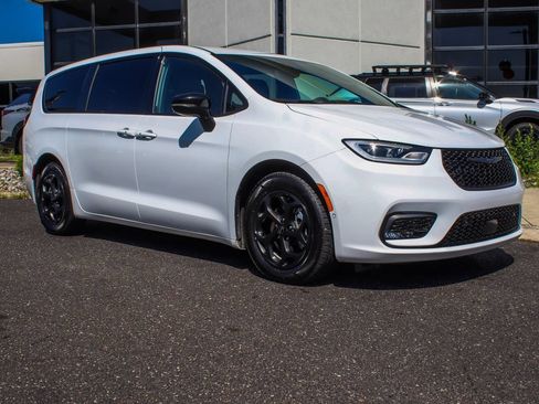 Used 2024 Chrysler Pacifica Limited FWD image 3