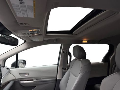 Used 2024 Toyota Sienna XLE image 3