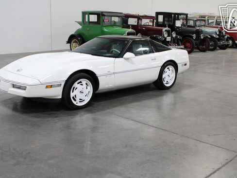 Used 1988 Chevrolet Corvette Coupe image 2