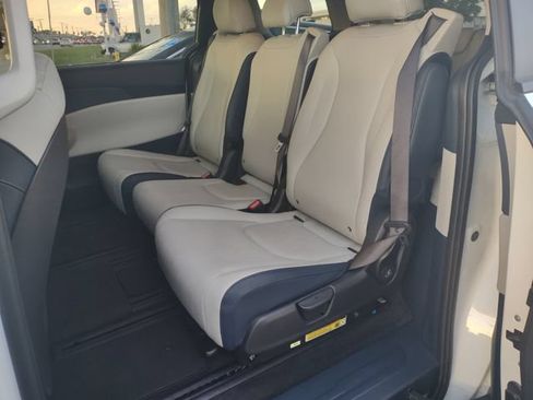 Certified 2025 Kia Carnival EX FWD image 16