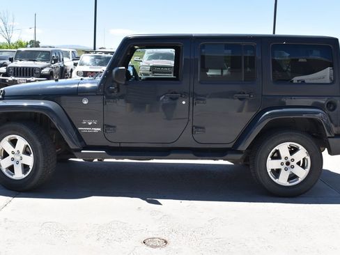 Used 2018 Jeep Wrangler Unlimited Sahara w/ Connectivity Group AWD/4WD image 9