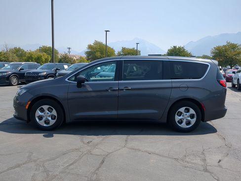Used 2017 Chrysler Pacifica LX FWD image 9