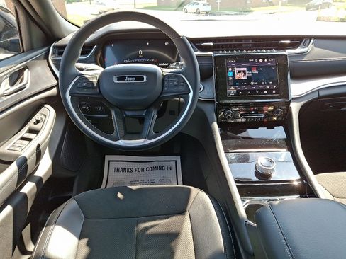 Certified 2023 Jeep Grand Cherokee Altitude image 11