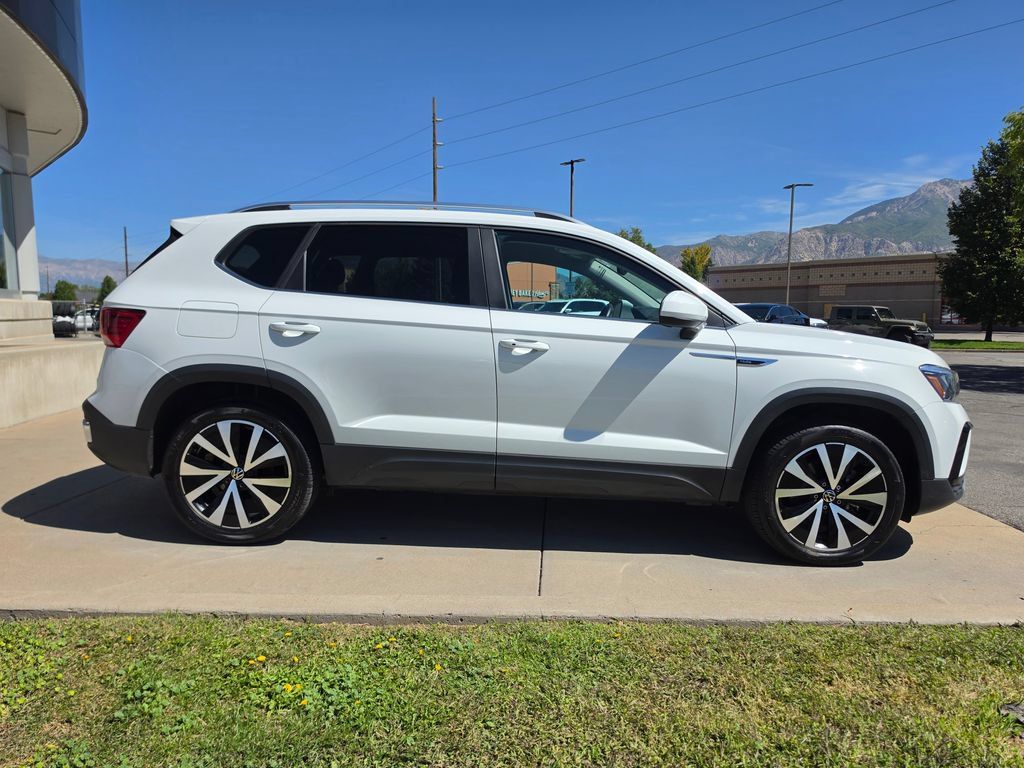 Used 2022 Volkswagen Taos SE AWD/4WD image 4