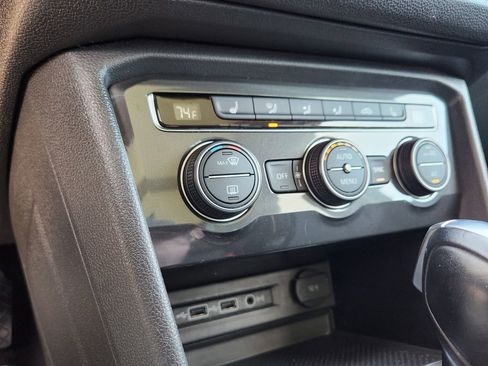 Used 2018 Volkswagen Tiguan SE w/ Panoramic Sunroof Package image 9