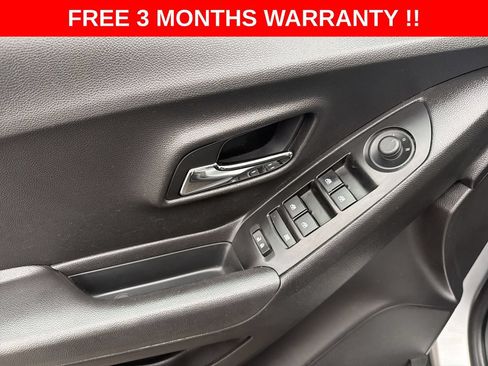 Used 2020 Chevrolet Trax LT w/ LT Convenience Package FWD image 12