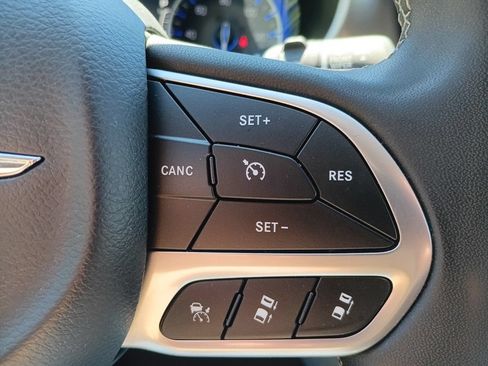 Used 2024 Chrysler Pacifica Touring-L FWD image 6