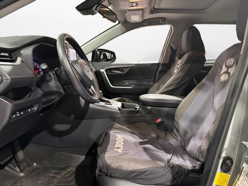 Used 2021 Toyota RAV4 XLE Premium image 9